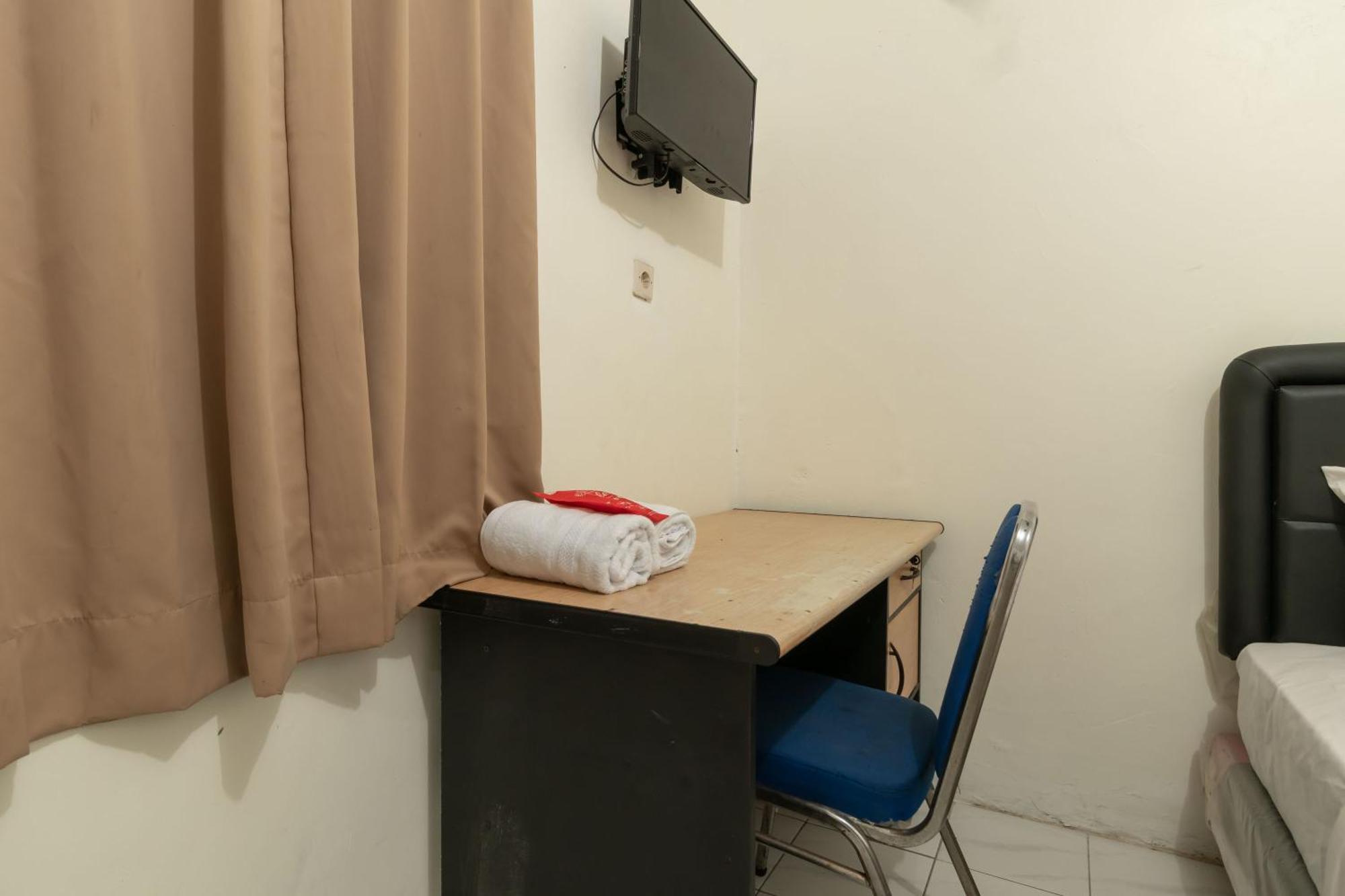 红多兹酒店-近英达水上乐园小屋 雅加达 外观 照片
