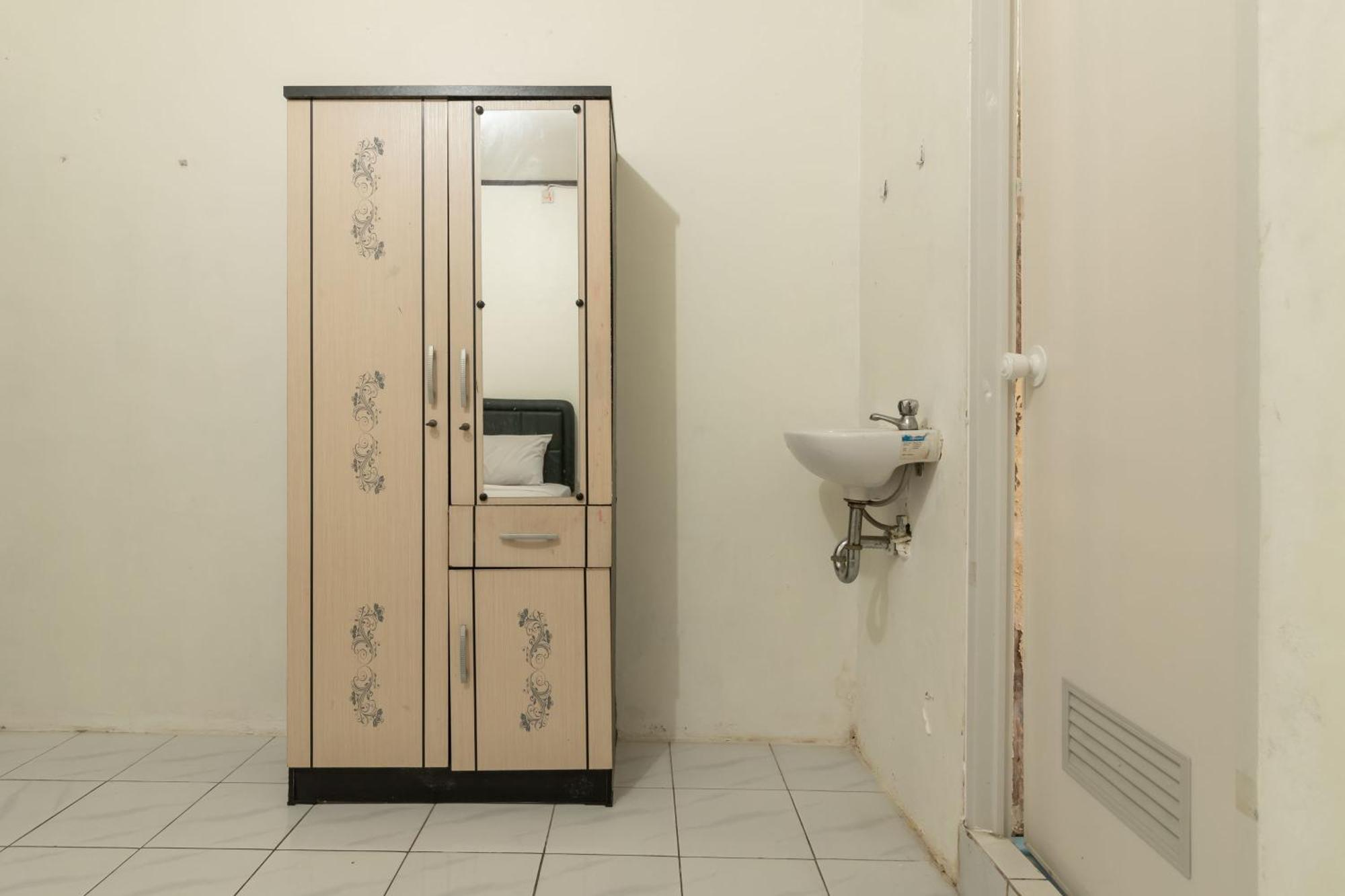 红多兹酒店-近英达水上乐园小屋 雅加达 外观 照片