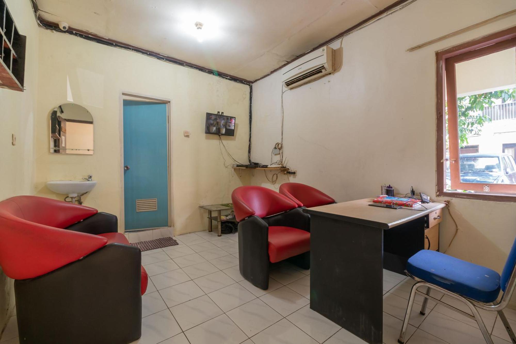 红多兹酒店-近英达水上乐园小屋 雅加达 外观 照片